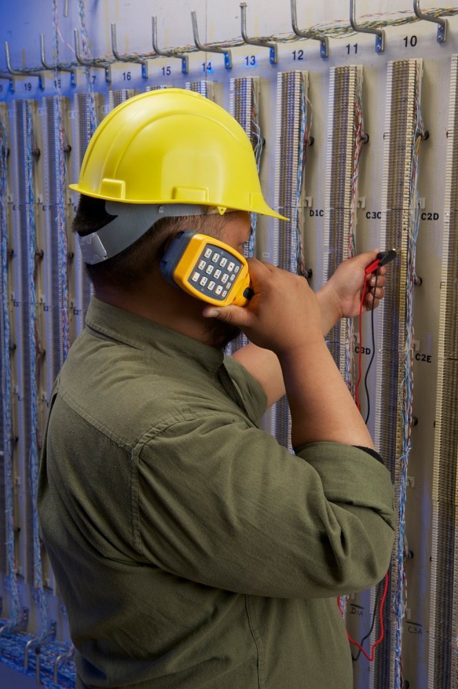 Fluke Networks TS30 Series Telephone Test Set | Crescent Enterprises