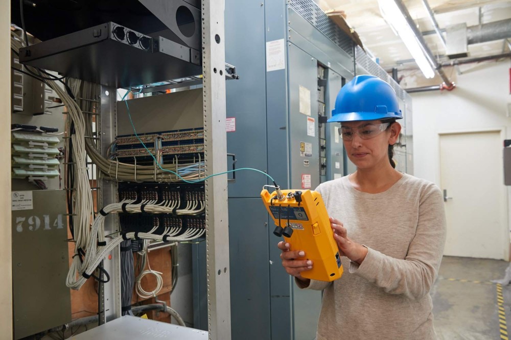 Fluke Networks CertiFiber Pro QUAD OLTS V2 | Optical Loss Test Set for Fiber Optic Certification | WiFi & Double-Ended Inspection